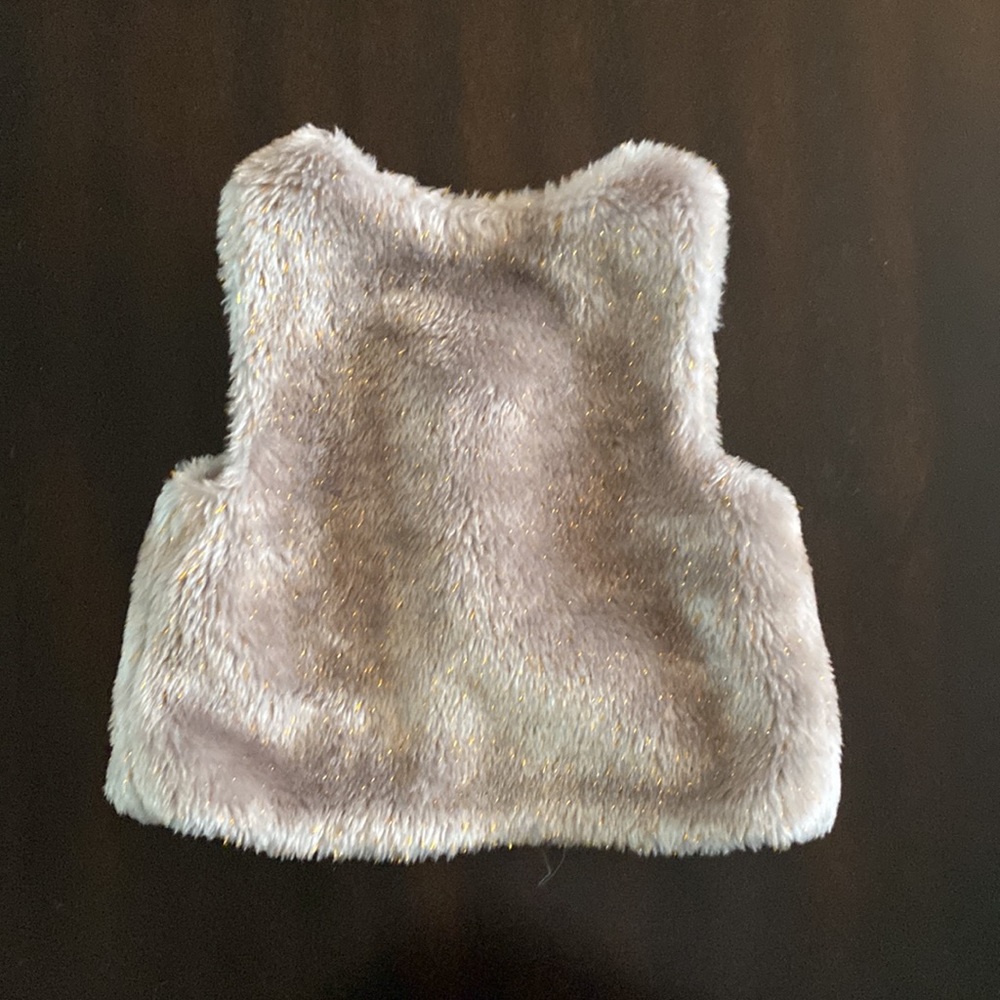 Girls fur vest with gold detail - Picture 4 of 4